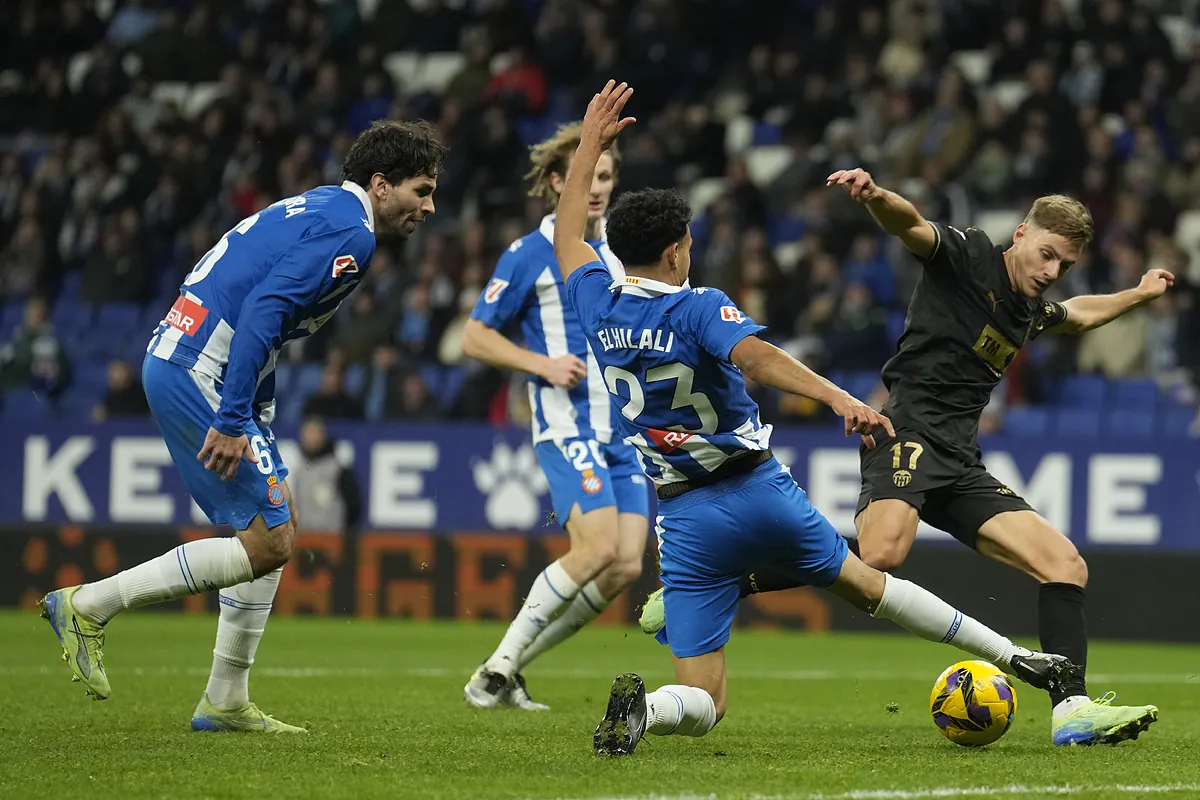 El Valencia araa un punto ante el Espanyol que sabe a poco | LaLiga EA Sports 2024