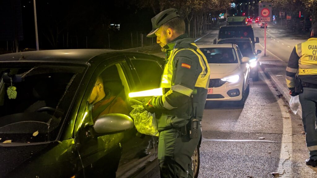 Macrocontroles con la Guardia Civil de Trfico tras las cenas de empresas: casi tantos positivos por drogas como por alcohol, insinuaciones para no soplar, fugas y hasta un taxista cazado por cocana